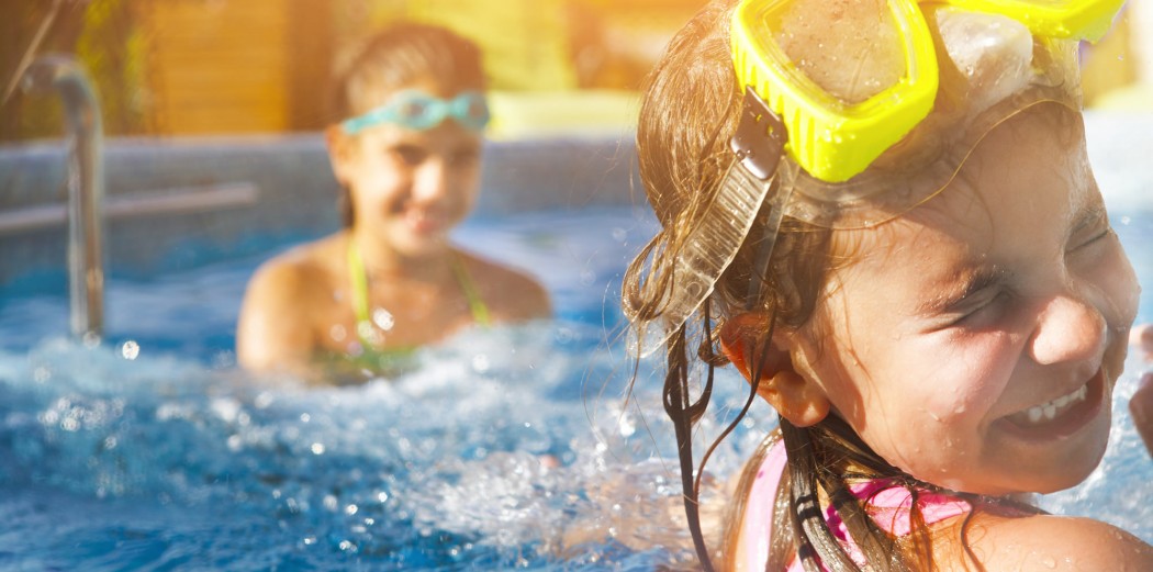Kinder im Schwimmbecken © INTERSPORT Austria