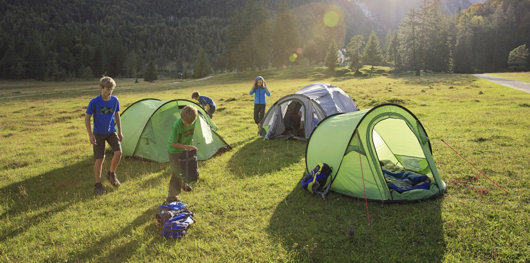 Kinder und Zelte  © INTERSPORT Austria
